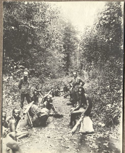 228999 H. Geurtjens met dragers, begeleiders, en dokter Gremmée op een bospad tussen Boepoel (Indonesië) en Moeting ...